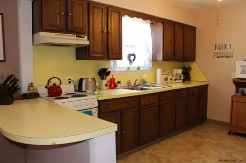 1021 Eugene Dr, Schenectady, NY 12303 photo 5