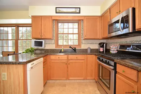 36 Damascus Dr, Gansevoort, NY 12831 photo 9