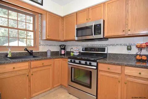 36 Damascus Dr, Gansevoort, NY 12831 photo 8