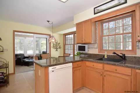 36 Damascus Dr, Gansevoort, NY 12831 photo 10