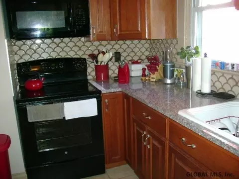 42 Spruce St, Schenectady, NY 12304 photo 5