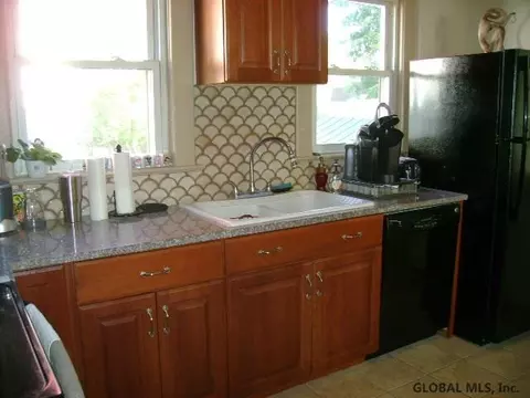 42 Spruce St, Schenectady, NY 12304 photo 4