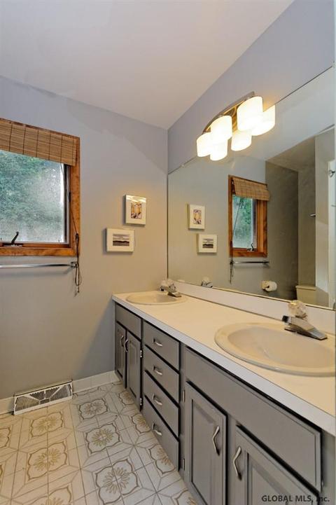 48 Chestnut Ln, Schenectady, NY 12309 photo 17