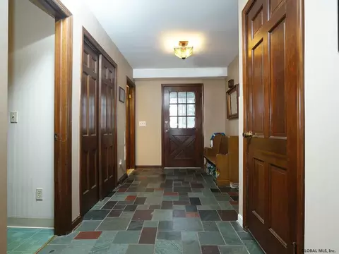 5 Coventry Rd, Glenmont, NY 12077 photo 2