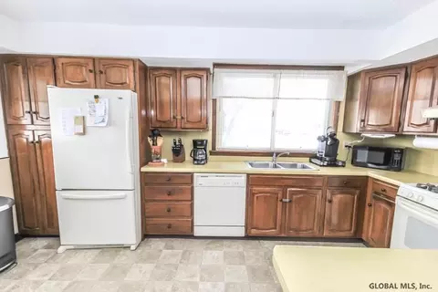 1306 Richard St, Schenectady, NY 12303 photo 5