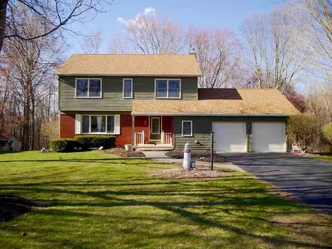 4 Carlyle Ct, Ballston Lake, NY 12019 photo 2
