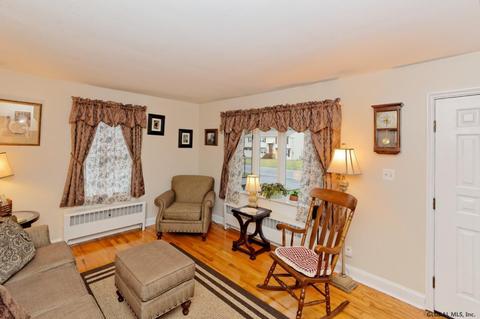 9 Schuster Rd, Schenectady, NY 12303 photo 4