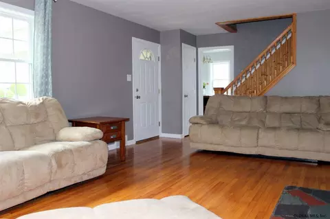 79 Linda Ln, Schenectady, NY 12304 photo 3