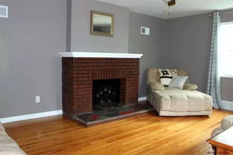 79 Linda Ln, Schenectady, NY 12304 photo 2
