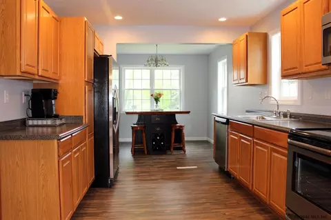 79 Linda Ln, Schenectady, NY 12304 photo 6