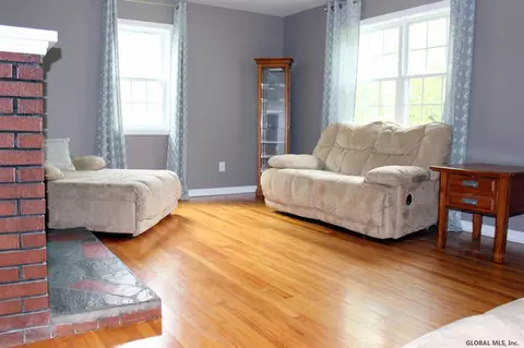79 Linda Ln, Schenectady, NY 12304 photo 4