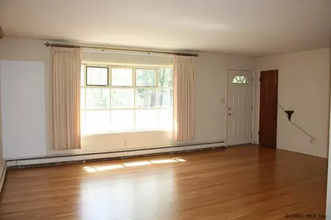 56 Hite Ct, Schenectady, NY 12303 photo 2