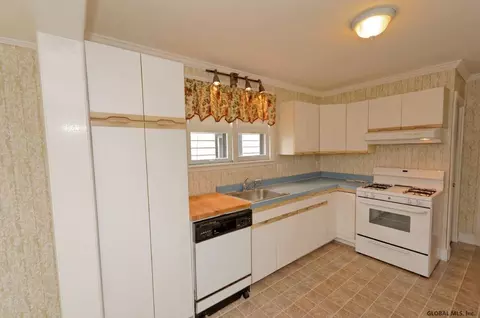 34 Willow Ave, Schenectady, NY 12304 photo 4
