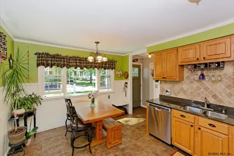 58 Eastholm Rd, Schenectady, NY 12304 photo 5