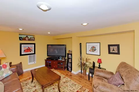 58 Eastholm Rd, Schenectady, NY 12304 photo 13