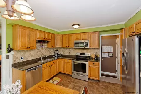 58 Eastholm Rd, Schenectady, NY 12304 photo 2