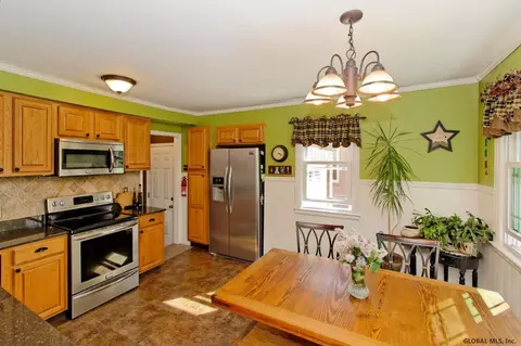 58 Eastholm Rd, Schenectady, NY 12304 photo 3