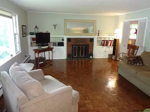 44 Greenleaf Dr, Delmar, NY 12054 photo 2