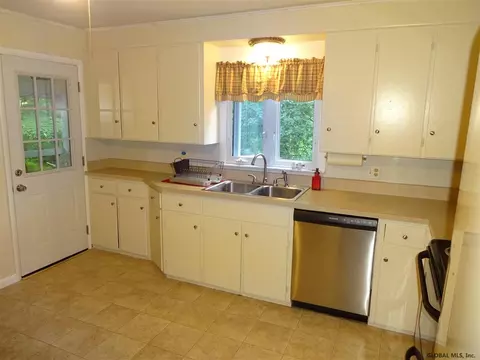 44 Greenleaf Dr, Delmar, NY 12054 photo 14