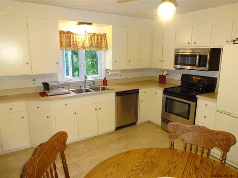 44 Greenleaf Dr, Delmar, NY 12054 photo 4
