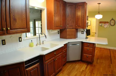 918 Morgan Ave, Schenectady, NY 12309 photo 4