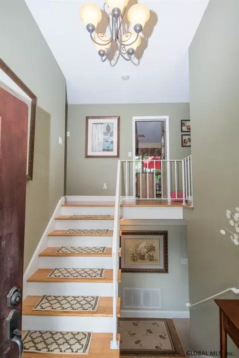 72 Mcguffey Ln, Delmar, NY 12054 photo 3