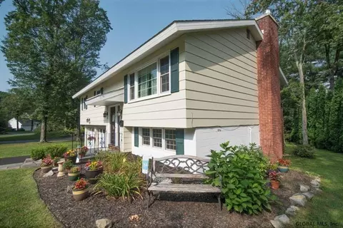72 Mcguffey Ln, Delmar, NY 12054 photo 2