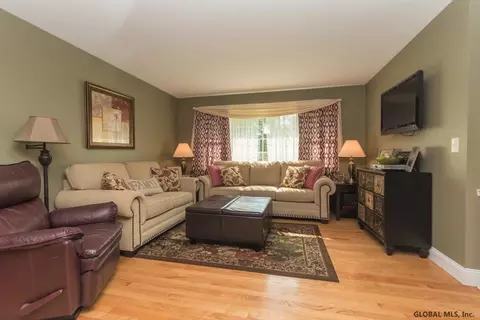 72 Mcguffey Ln, Delmar, NY 12054 photo 4