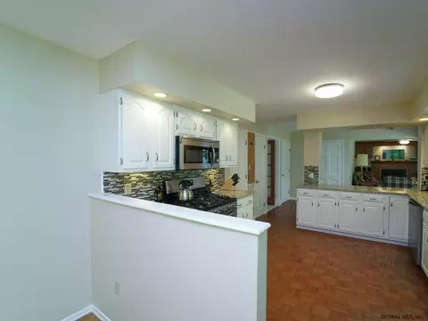 929 E Pine Hill Dr, Schenectady, NY 12303 photo 10
