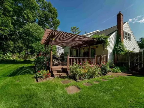 929 E Pine Hill Dr, Schenectady, NY 12303 photo 7