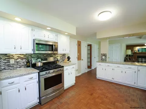 929 E Pine Hill Dr, Schenectady, NY 12303 photo 11