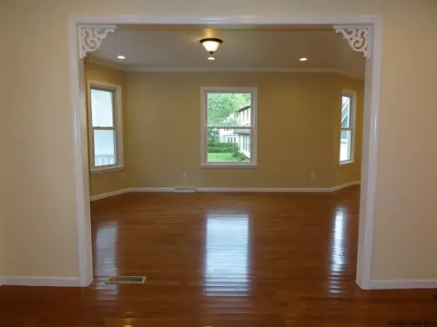 1052 Eastern Ave, Schenectady, NY 12308 photo 6