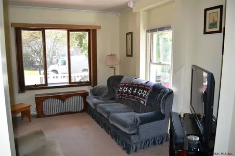 157 Manchester Rd, Schenectady, NY 12304 photo 4