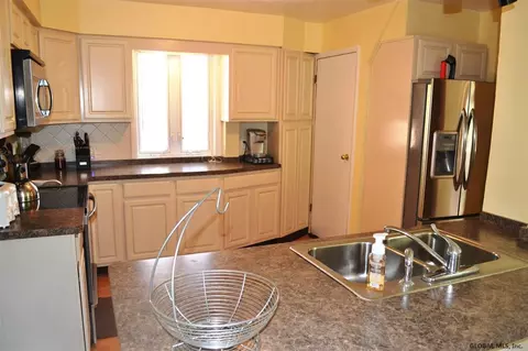 157 Manchester Rd, Schenectady, NY 12304 photo 3