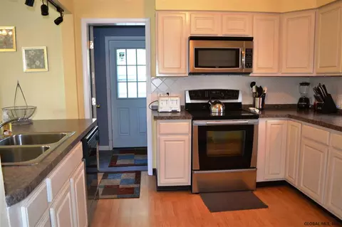 157 Manchester Rd, Schenectady, NY 12304 photo 2