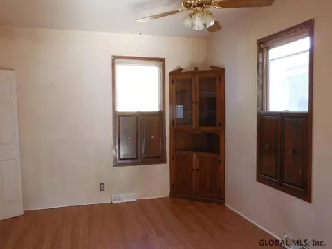 39 Willow Ave, Schenectady, NY 12304 photo 5