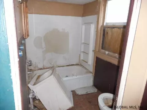 23 Elder St, Schenectady, NY 12304 photo 4