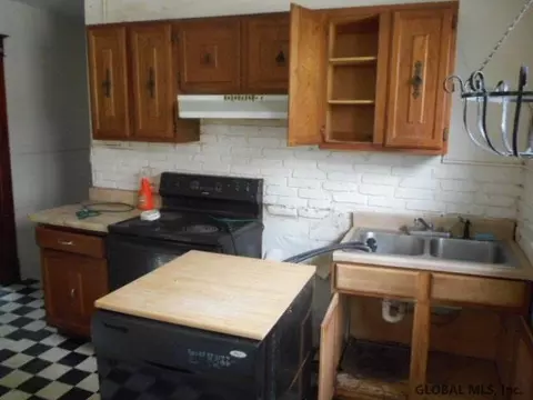 17 Hawk St, Schenectady, NY 12305 photo 6