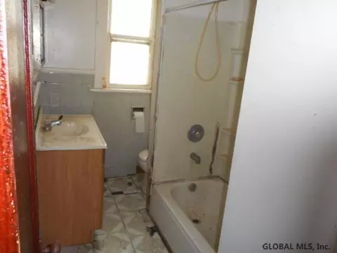 17 Hawk St, Schenectady, NY 12305 photo 8