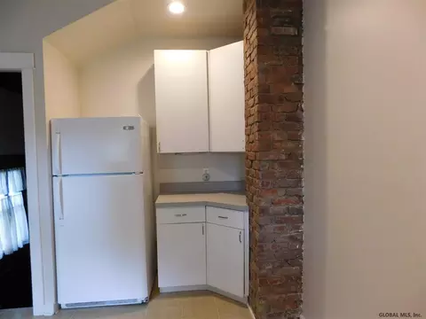 239 Elm St, Schenectady, NY 12304 photo 9