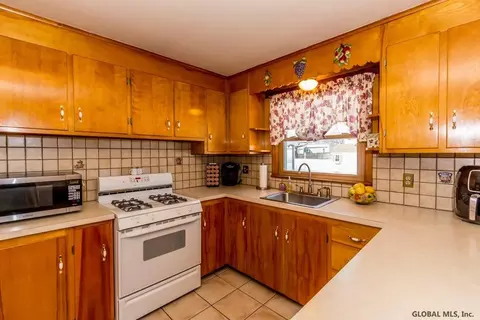 2811 Caroline Ave, Schenectady, NY 12306 photo 7