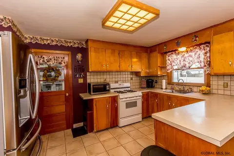 2811 Caroline Ave, Schenectady, NY 12306 photo 6