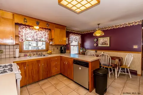 2811 Caroline Ave, Schenectady, NY 12306 photo 9