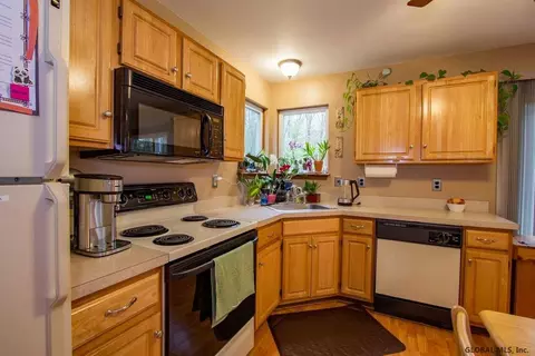 494 Chadwick Rd, Schenectady, NY 12304 photo 9