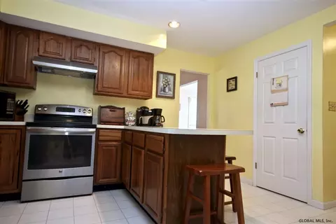 29 Bernard Pl, Glenmont, NY 12077 photo 10