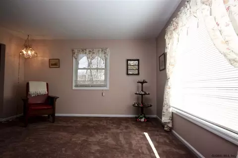 29 Bernard Pl, Glenmont, NY 12077 photo 5