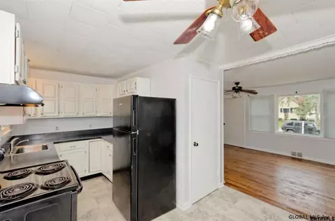 2570 Putnam St, Schenectady, NY 12304 photo 8