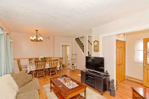 9 Wagner Ave, Schenectady, NY 12304 photo 2