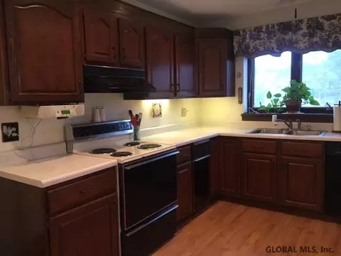 1 Quincy Ct, Glenmont, NY 12077 photo 3