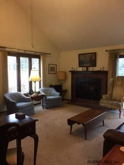 1 Quincy Ct, Glenmont, NY 12077 photo 1